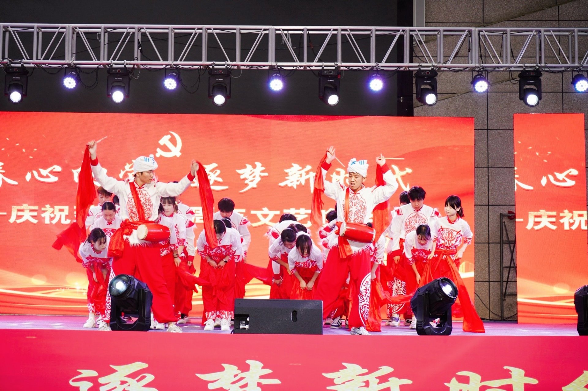 延伸阅读鲜红的荣誉证书