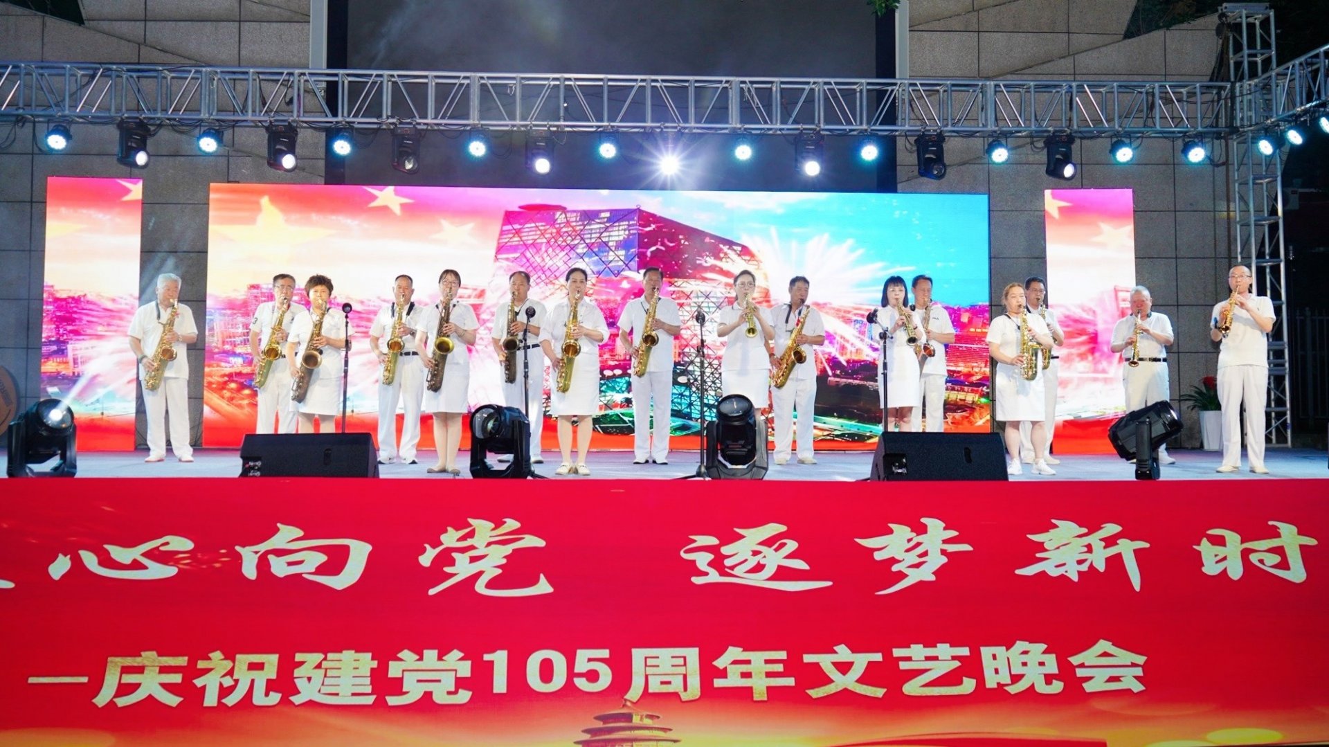 组织部部长李倩主持表彰大会